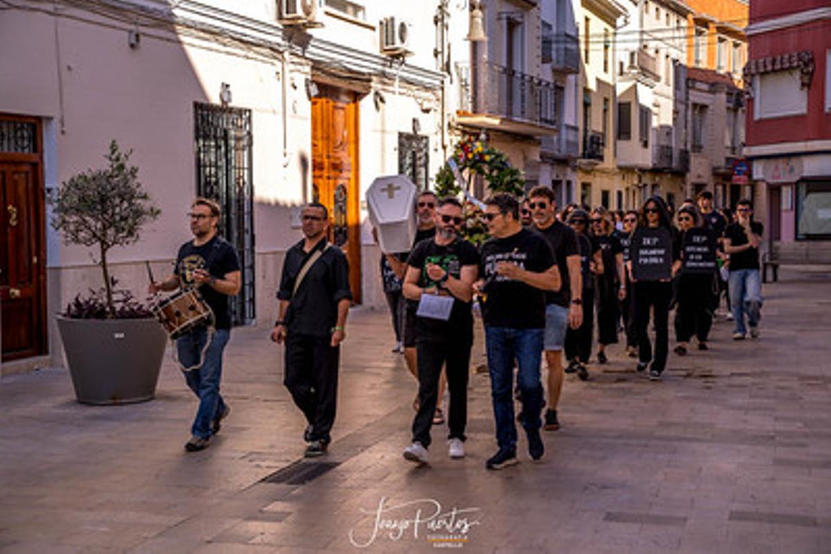 Así ha discurrido el 'entierro' por la educación pública protagonizado por docentes y familias en Castelló