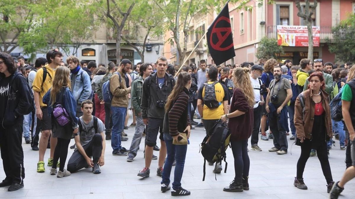 La manifestación de este martes en Gràcia tras el desalojo del 'banco expropiado', en directo