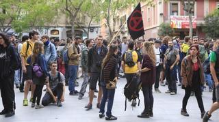 La manifestación de este martes en Gràcia tras el desalojo del 'banco expropiado', en directo