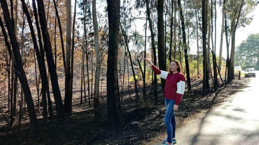 Una vecina del barrio, muestra la zona quemada muy cerca de su casa.