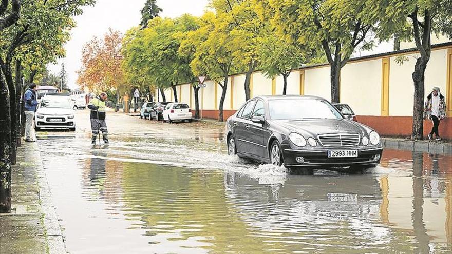 las fuertes LLUVIAS CAUSan grandes acumulaciones de agua en VARIAs CALLES