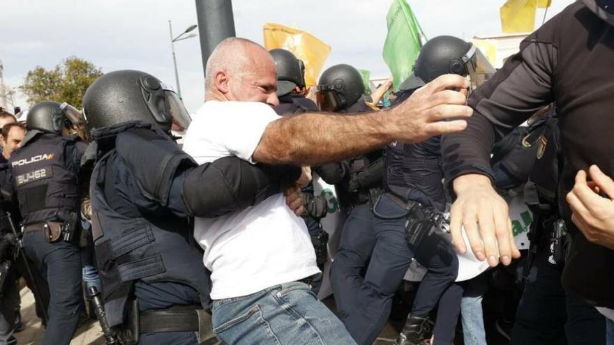 Vídeo: La policía impide el avance de los agricultores hacia el puerto de València