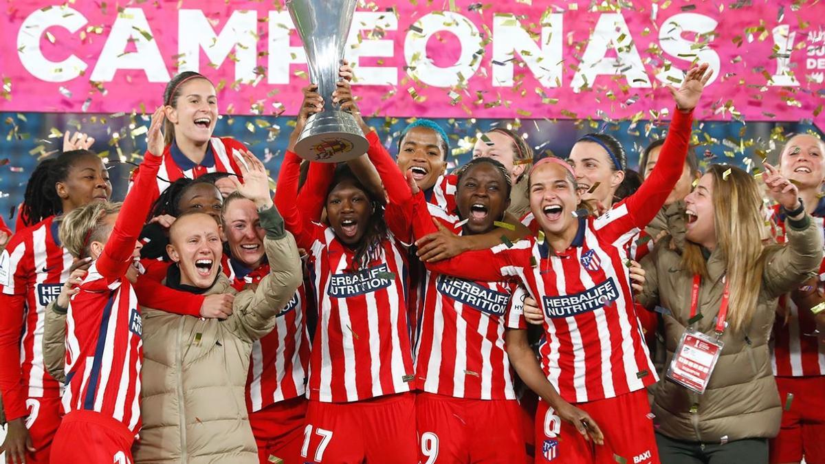 Torrecilla, junto a sus compañeras, celebrando la Supercopa a pie de césped