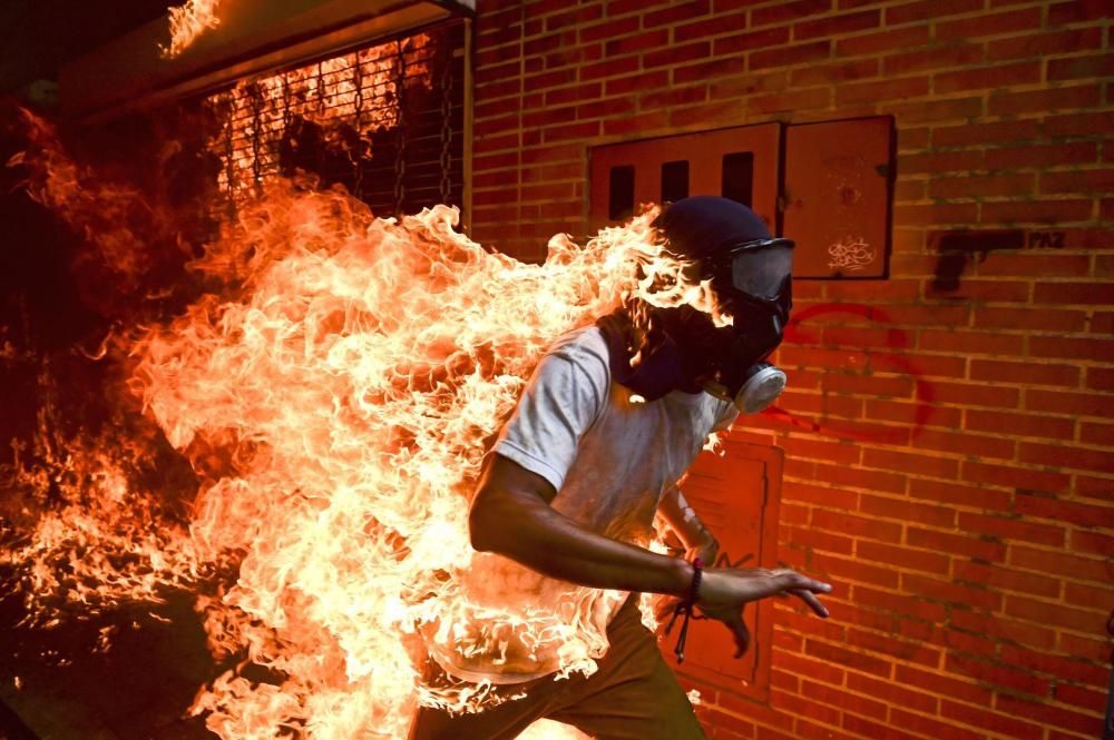 José Víctor Salazar Balza (28) con llamas en medio de violentos enfrentamientos con la policía antidisturbios durante una protesta contra el presidente Nicolás Maduro, en Caracas, Venezuela.