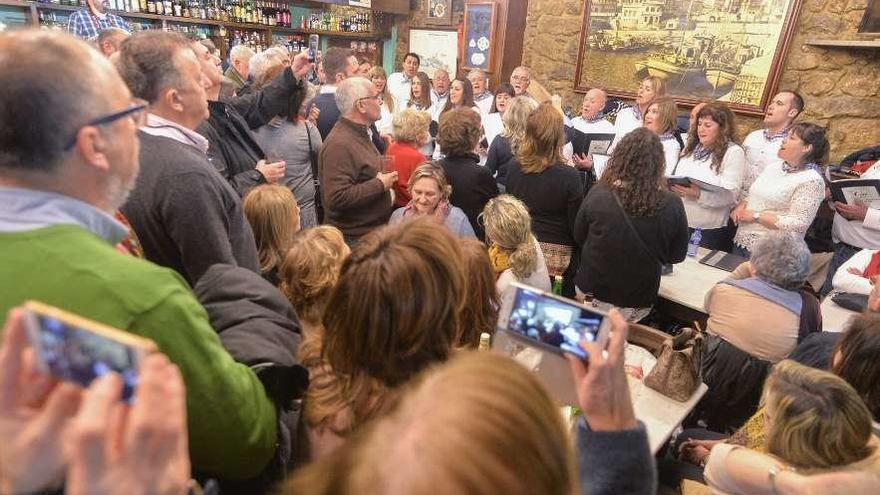 El coro del bar del Muelle, ayer, durante su actuación en el local.