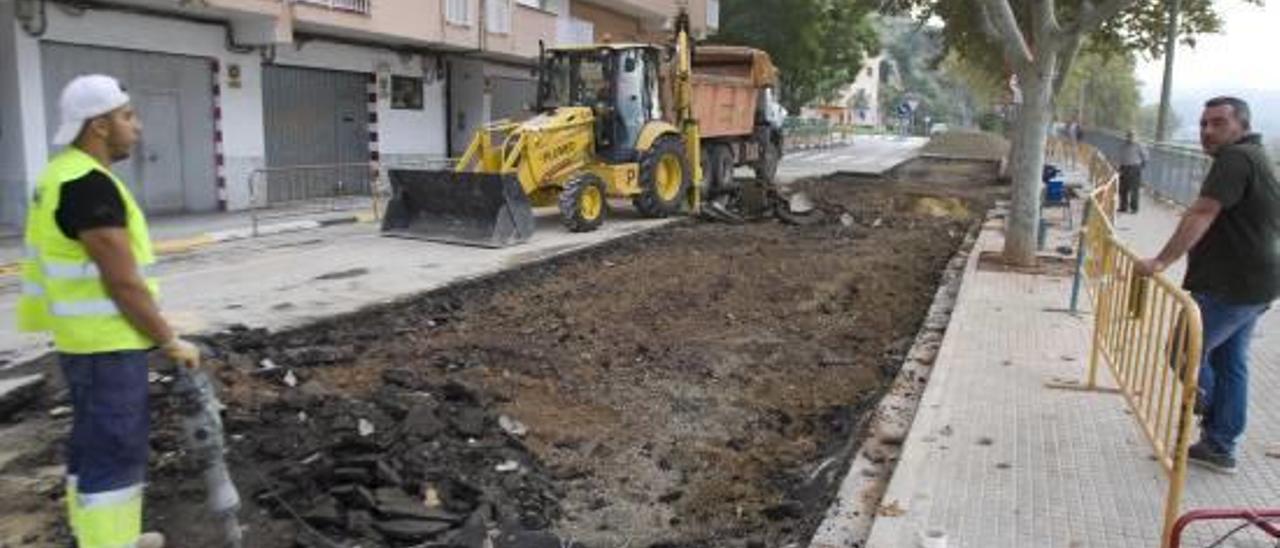 Varios operarios reasfaltando ayer un tramo de la avenida Sants de la Pedra, tras cambiar la tubería dañada el sábado.