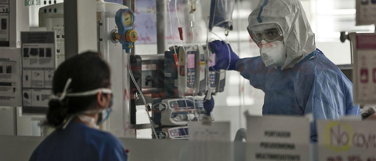 Sanitarios trabajando en la UCI de Son Espases durante la pandemia.