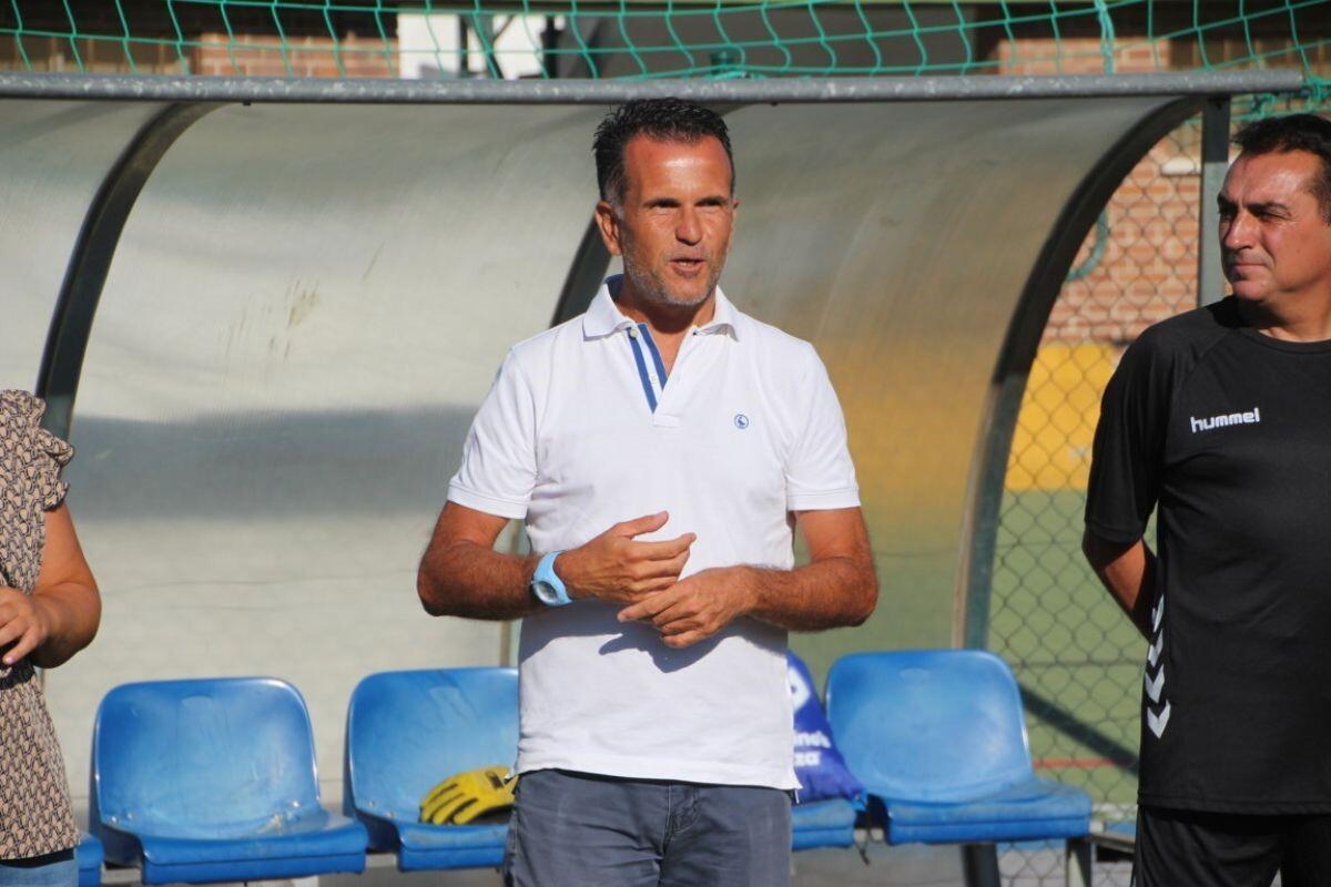 Jose Antonio Pareja, actual presidente de la RSD Alcala y a su lado el entrenador, Carlos Salvachua