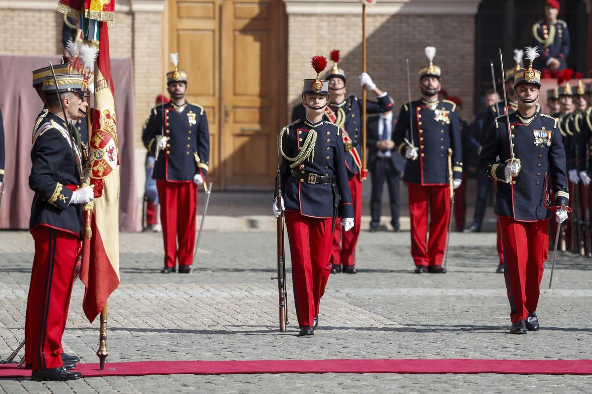 La princesa Leonor jura bandera