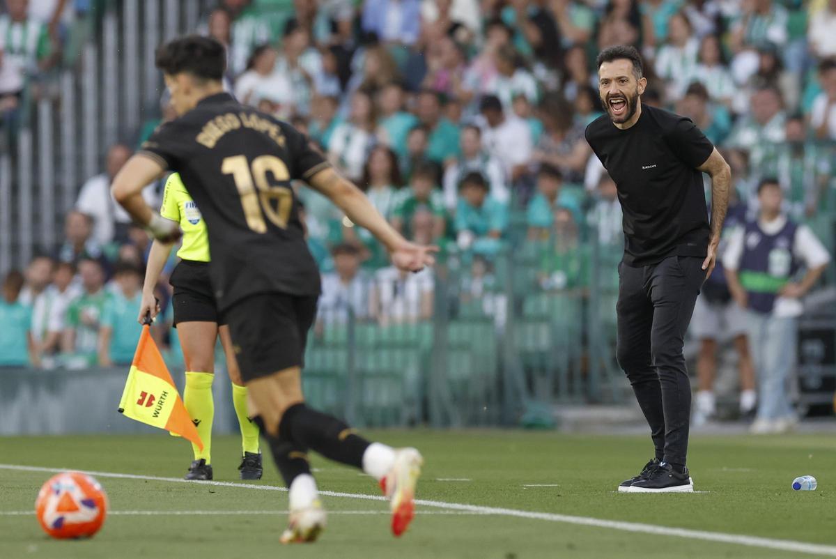 Carlos Corberan dando órdenes a Diego López durante un partido de la temporada 2024-25