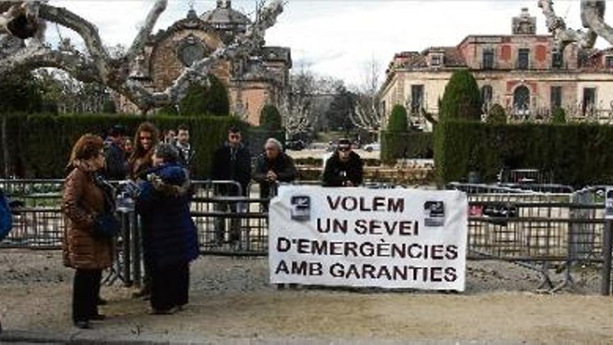 Familiars i amics de les víctimes es van concentrar ahir davant del Parlament de Catalunya.