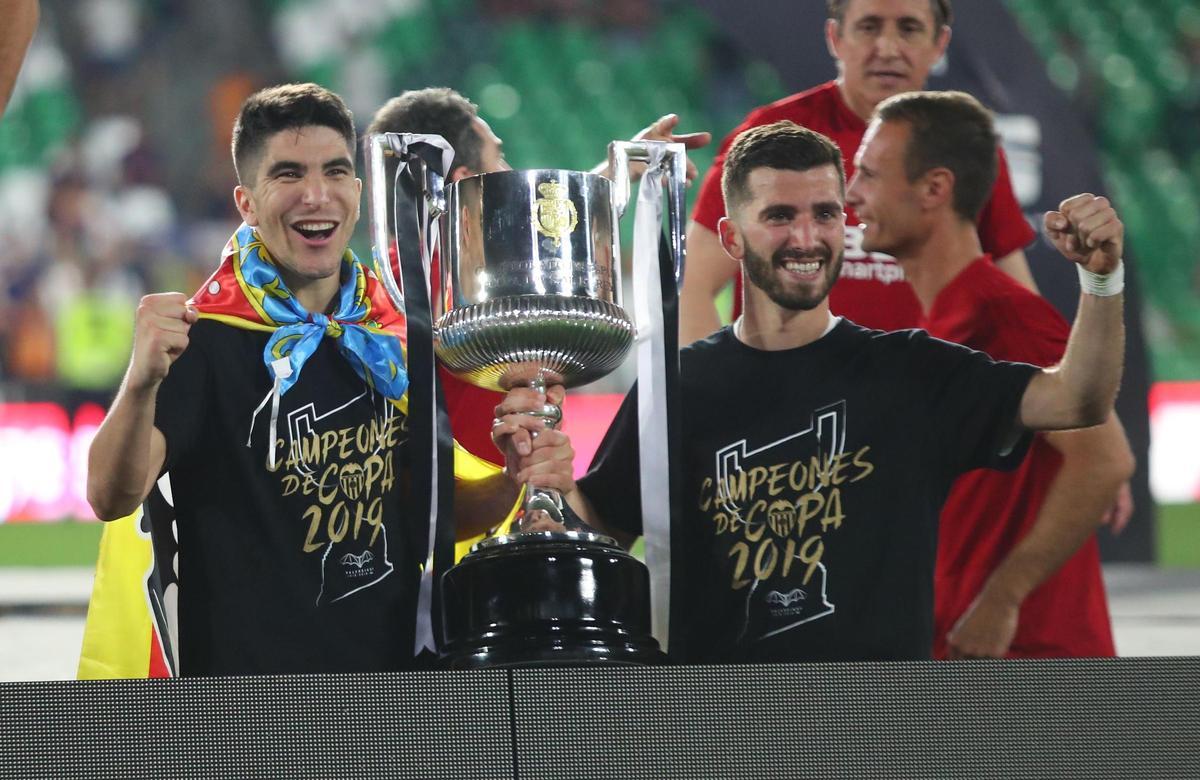 Carlos Soler y José Gayà celebran la conquista de la histórica Copa del Centenario