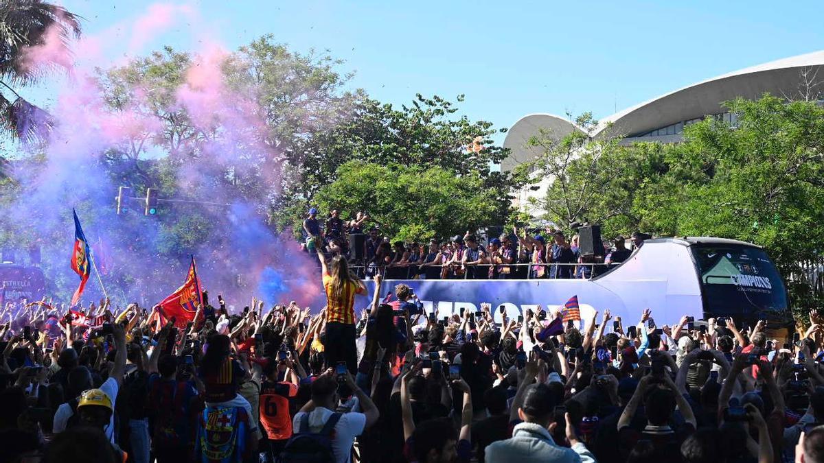 Los jugadores del FC Barcelona celebran ganar el título de LaLiga EA Sports durante un desfile en las calles de Barcelona.
