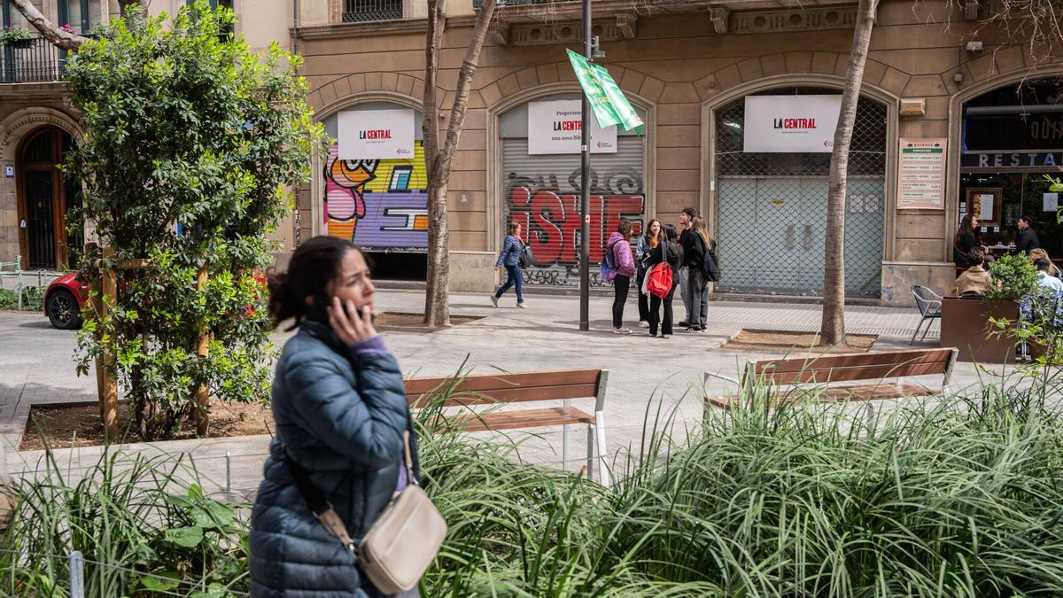 Las tres persianas cerradas aún de la futura nueva La Central, en Consell de Cent.