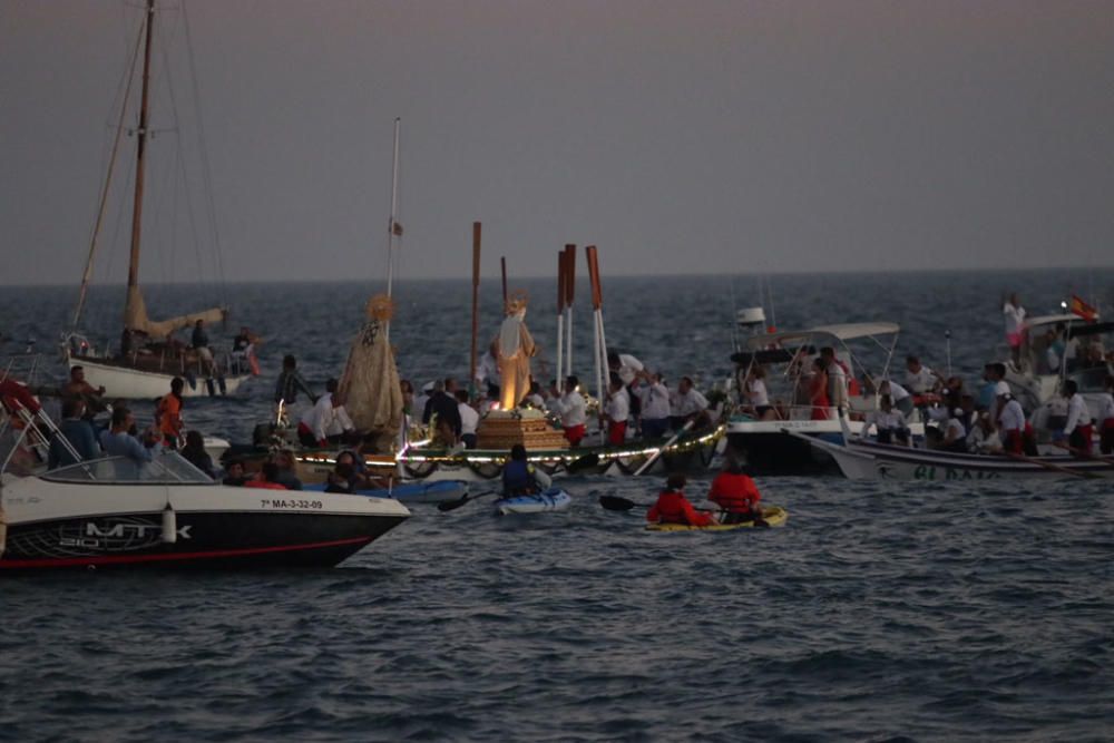 La Virgen del Carmen se hace a la mar en Pedregalejo, rodeada de cientos de personas.