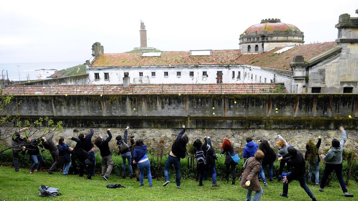 Acción reivindicativa de los miembros del colectivo Proxecto Cárcere ante la instalación, en 2015.