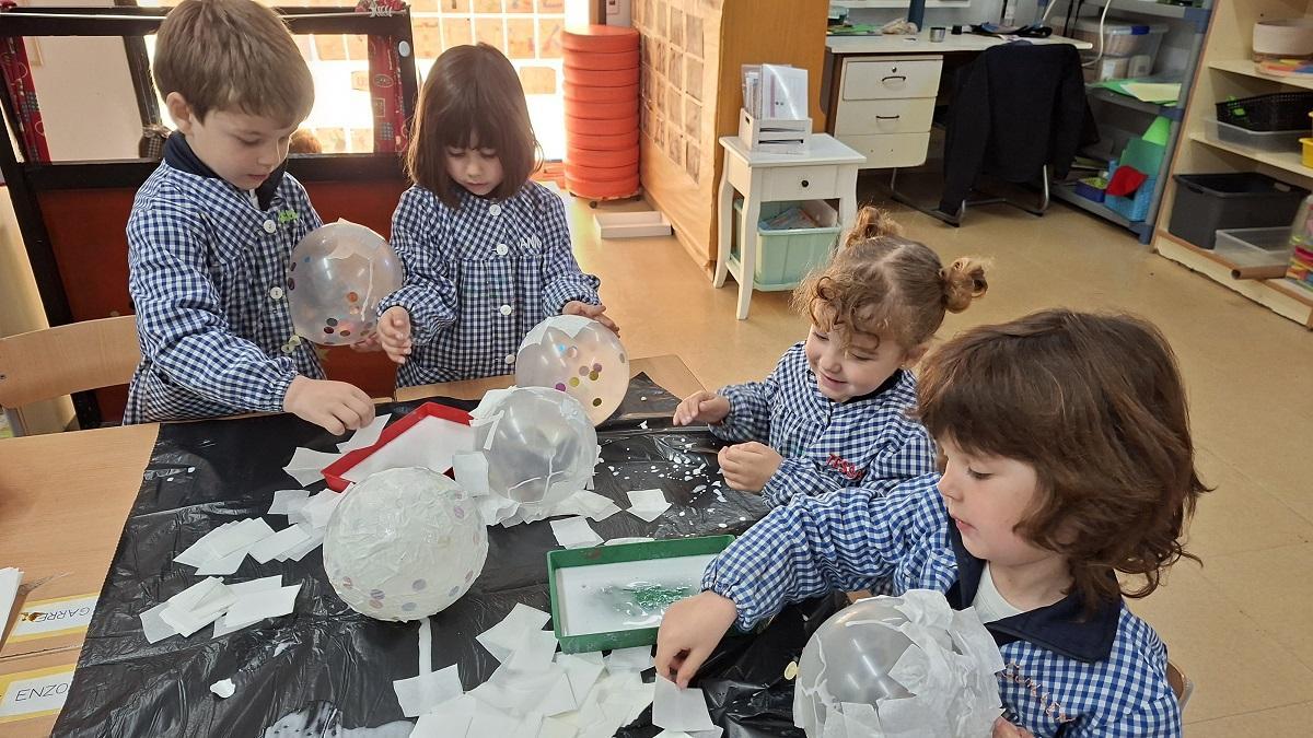 Els joves escolars treballant en el projecte