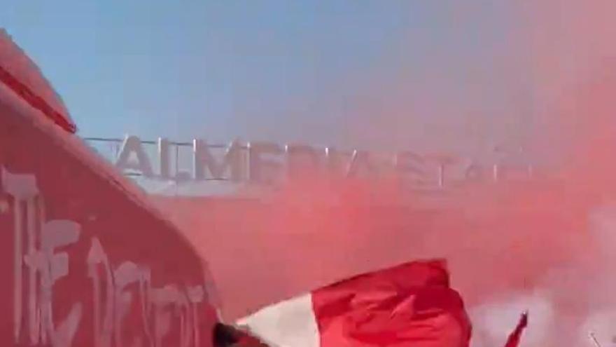 La afición del Almería recibe a su equipo entre humo y ánimos en busca del ascenso