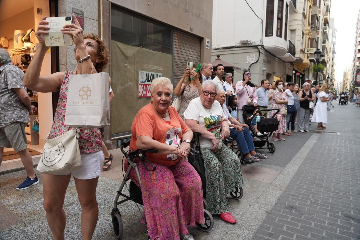 Castelló recibe con honores al Santísimo en la procesión del Corpus Christi