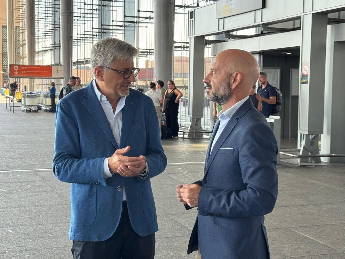 Josele Aguilar y Javier Salas, este martes en el Aeropuerto de Málaga.
