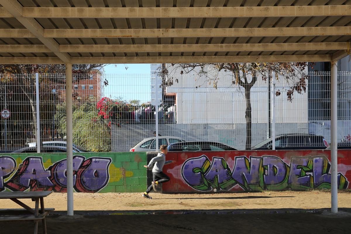 La escola Paco Candel de LHospitalet dicen basta tras 12 años en barracones