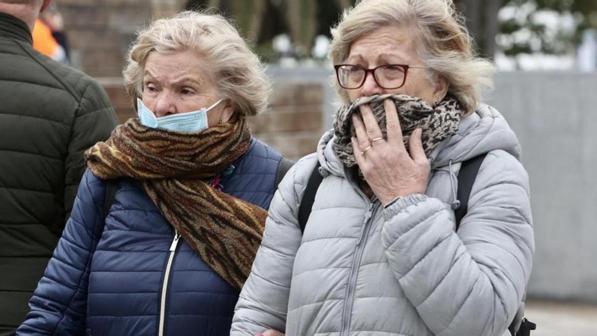 Dues senyores es tapen pel fred; les temperatures baixaran abans del Pont de Desembre