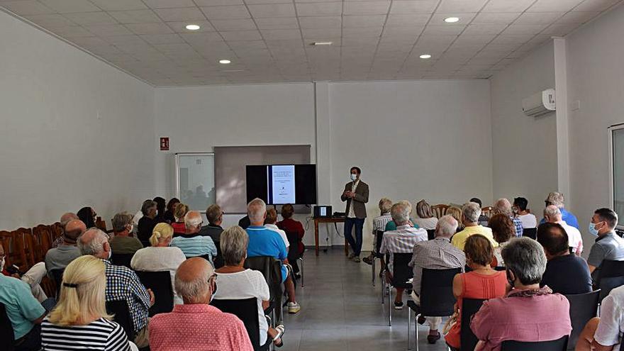 La asamblea de vecinos de Cumbres con el alcalde | LEVANTE-EMV