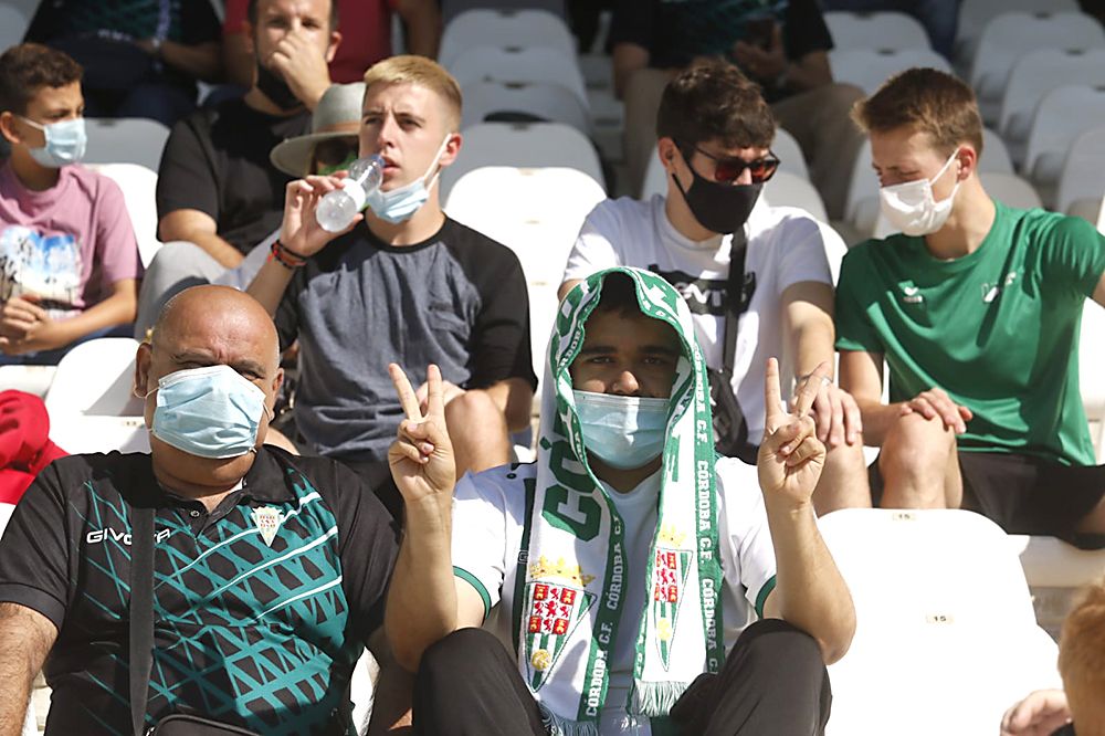 Aficionados asistentes al Córdoba CF-UD San Fernando