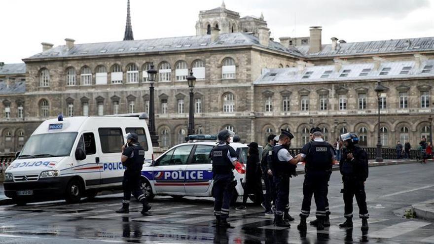 El agresor de Notre Dame gritó &quot;esto es por Siria&quot; antes de atacar al policía en París