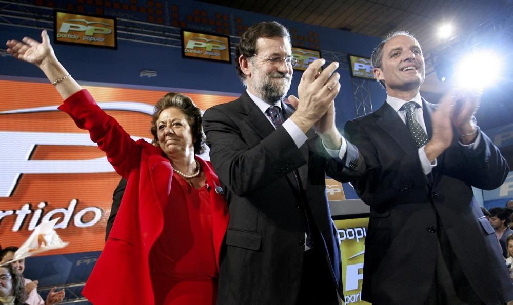 Mariano Rajoy, Francisco Camps y Rita Barberá saludan a los asistentes al acto de proclamación de los candidatos populares a las alcaldías de Alicante, Castellón y Valencia en 2007.