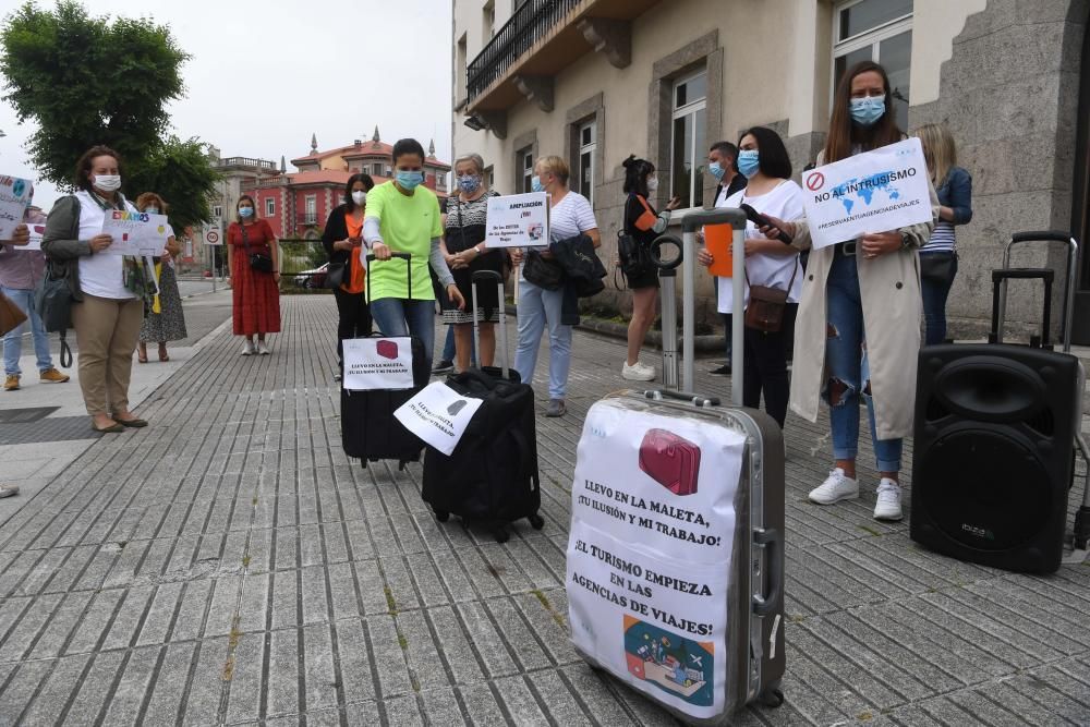 Las empresas del sector denuncian haber quedado "en un segundo plano" frente a los intereses de los grandes grupos turísticos y afirman sentirse "desprotegidos".