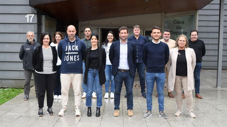 Nueva junta directiva de la Gallega de balonmano, ayer, con Rubén González (quinto por la derecha).