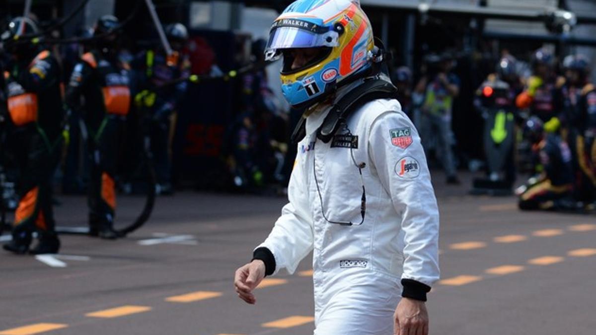 Fernando Alonso después de abandonar la carrera este domingo en Mónaco.