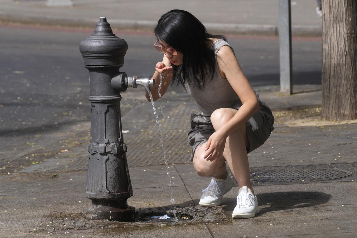 Eine Frau trinkt aus einem Trinkbrunnen in Madrid. Spanien erlebt mehrere Tage extremer Sommerhitze. Nach Angaben des Wetterdienstes AEMET werden die Temperaturen bis mindestens Freitag weiter ansteigen. In einigen Gebieten der südlichen Region Andalusien werden die Temperaturen 44 Grad Celsius erreichen.