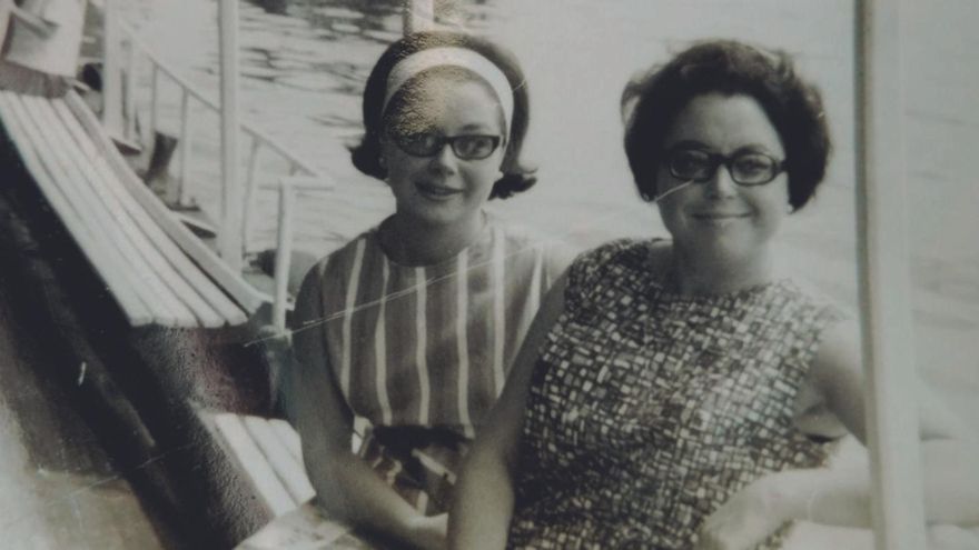 La autora, a la izquierda, con su madre en la lancha de Santa Cristina. |