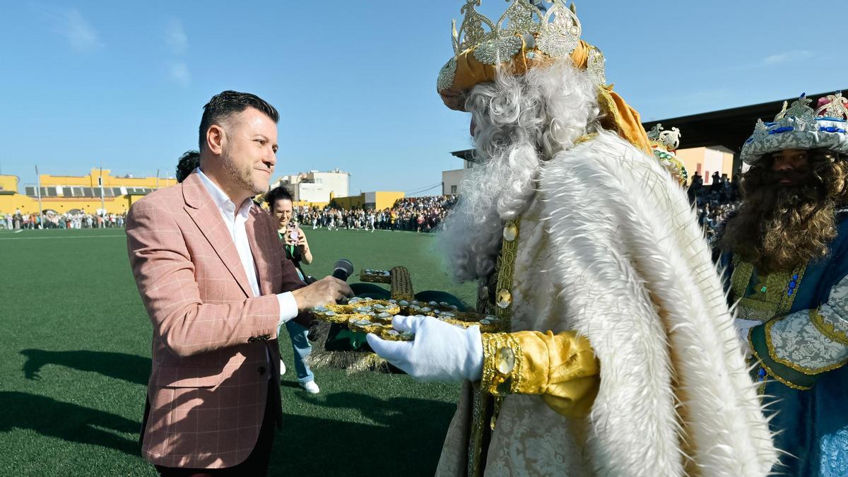 Teodoro Sosa, alcalde de Gáldar, entrega a Melchor la llave mágica de la ciudad (1)