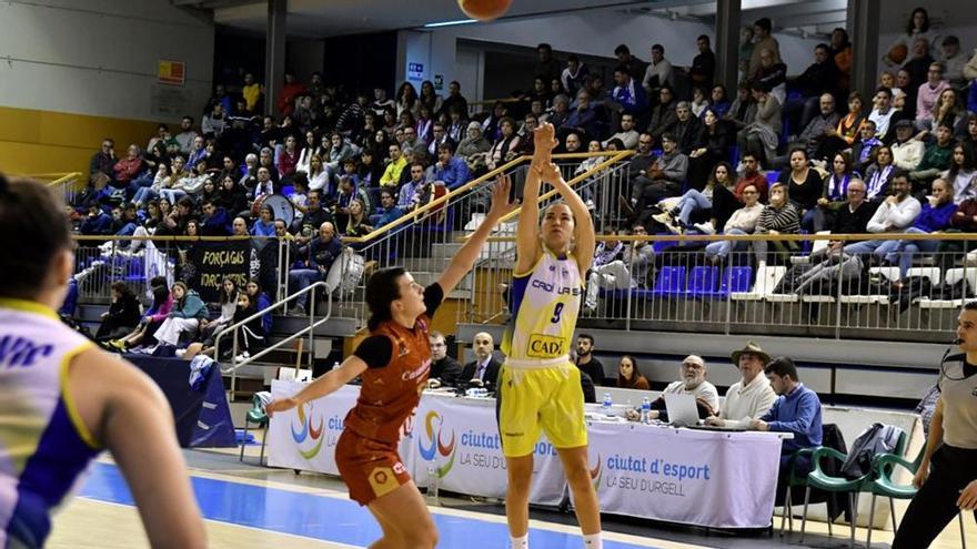 Laura Peña, una de les destacades, llança de tres davant de Carmen Grande