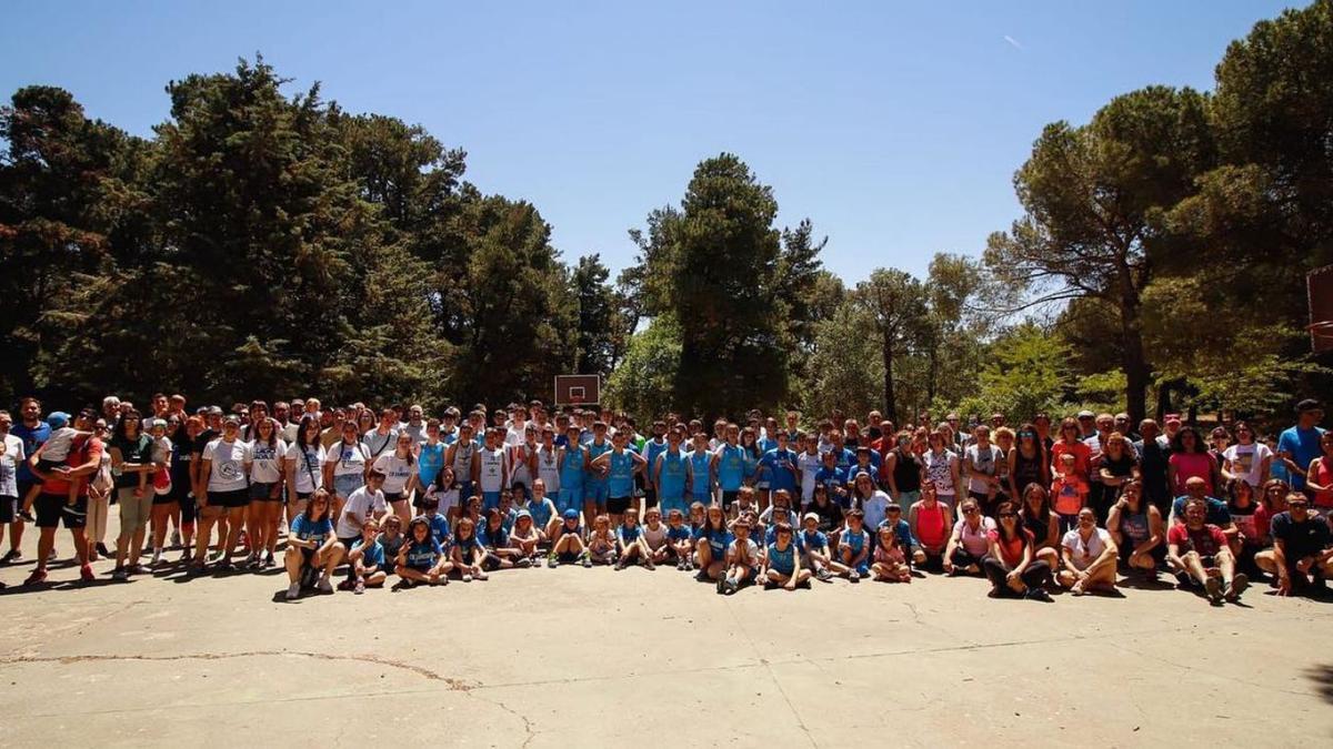 Foto de familia de la convivencia celebrada por el Club Baloncesto Zamora en Valorio. | CB Zamora