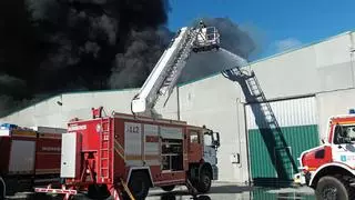 Un incendio provoca la muerte de dos becerros y daños materiales en Dubra