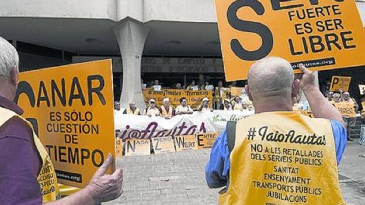 Protesta frente a la sede del Ministerio de Empleo en Barcelona.