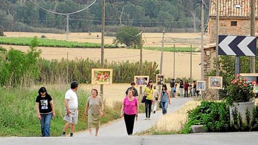 Visitants del Clic passegen per Cabrianes en una edició del certamen