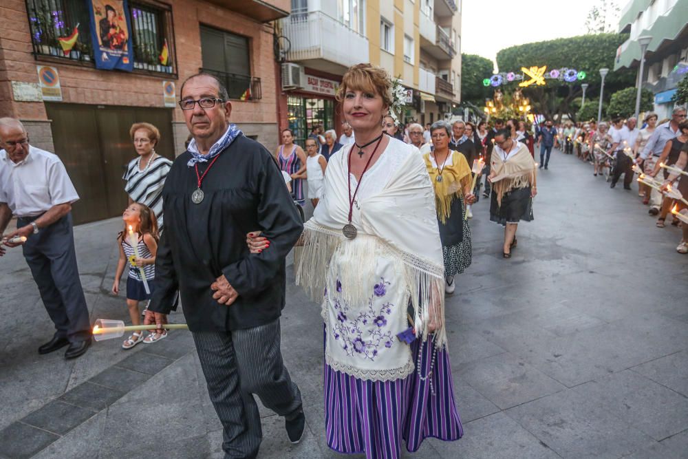 La ciudad sale a la calle para acompañar a las reliquias