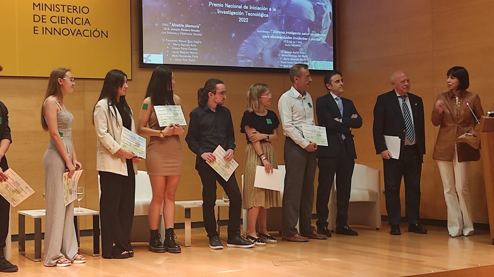 La ministra de Ciencia e Innovación, Diana Morant, se dirige a los alumnos ilicitanos ganadores, María Almarcha, Paula Antón, Noura Martínez e Iñaki Bazán, al profesor de Tecnología Joaquín Agulló, y a la vicedirectora del IES Nit de l&#039;Albà, Anna Pascual.