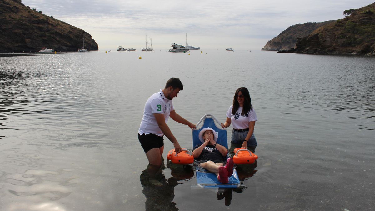 Primer bany amb cadira amfíbia a la Cala Jóncols