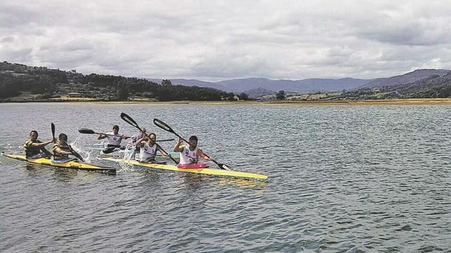 Los palistas de tres embarcaciones durante la regata de ayer.