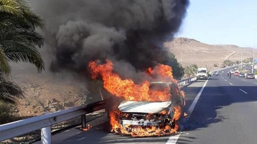 Un vehículo se prende fuego en la autopista GC-1