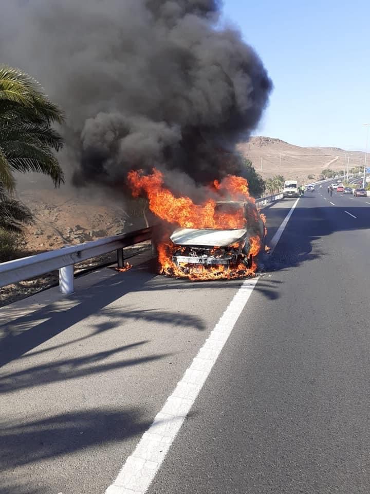 Incendio de un vehículo en la GC-1