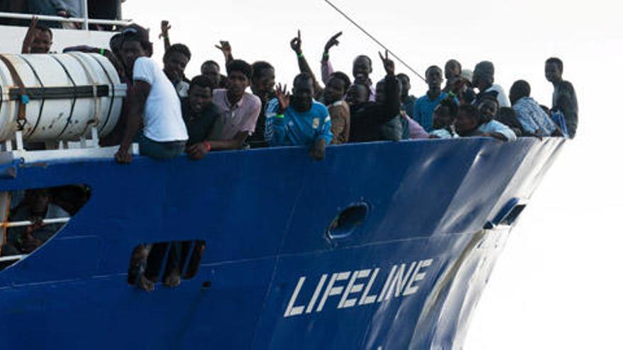 El barco de la ONG, tras rescatar a los inmigrantes, el pasado jueves. Foto: H. Poschmann.