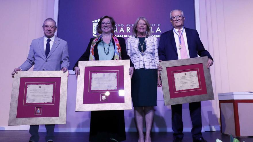 Los tres homenajeados, ayer, con sus Medallas de la Ciudad.