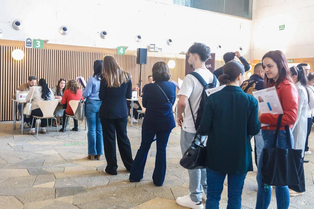 Personas haciendo fila para ser entrevistados